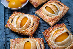 Puff pastry with poppy seeds and peaches