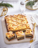 Weihnachtlicher Schichtkuchen mit Nüssen, Mohn und Quark