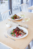 Gegrilltes Stubenküken mit Fattoush und Tahini-Joghurt