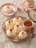 Meringue cookies with elderflower cream