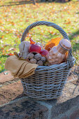Picknickkorb im Herbstgarten