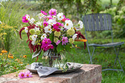 Blumenstrauß aus Sonnenhut 'Delicous Nougat' (Echinacea), Cosmea (Cosmos),  Fuchsschwanz (Amaranthus), Rosen 'Double Delight' (Rosa), Brokkoli auf Gartenmauer