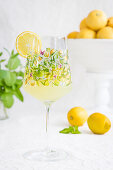 Weincocktail mit Limoncello in Weinglas mit Blüten- und Zitronenmotiv