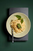 Spaghetti mit Brennessel-Pesto