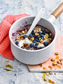 Wärmender Quinoa-Porridge mit Blaubeeren