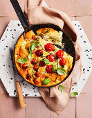 Würstchen-Spargel-Frittata mit Tomaten