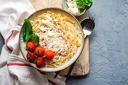 Spaghetti mit Käse, Tomaten und Basilikum