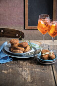 Thunfischbällchen dazu Aperol Spritz