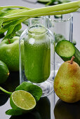 Grüner Smoothie mit Gemüse und Obst