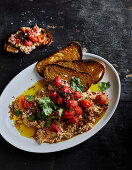 Dip aus zerstoßenen Linsen und Auberginen mit Tomaten vom Grill