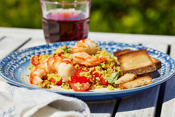 Tomaten-Couscous mit Garnelen