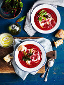 Rote-Bete-Zwiebel-Suppe mit geschlagenem Minz-Feta