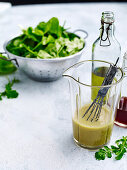Grüner Salat und Vinaigrette