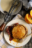 Amerikanische Pancakes mit Speck und Orangensirup