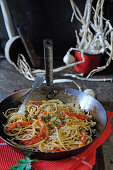 Spaghetti mit gerösteter Paprika, Knoblauch und Semmelbröseln