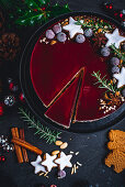 Dänischer Risalamande-Cheesecake zu Weihnachten mit Zimtsternen dekoriert