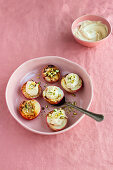 Geröstete weiße Nektarinen mit Tahini-Creme und Pistazien