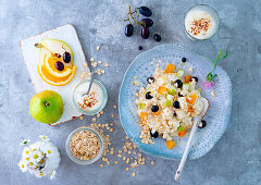 Haferflocken-Porridge mit Früchten