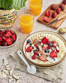 Joghurt-Breakfast-Bowl mit Obst, Hanfsamen und Kokoschips