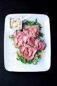 Veal on rocket salad and garlic dip