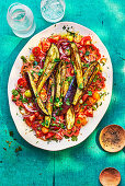 Tomatensalat mit marinierten Auberginen