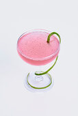 Pink Cosmopolitan mit Limettenzeste