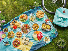 Picknick mit verschiedenen Gerichten
