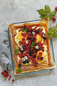 Summer puff pastry with vanilla pudding and fruit