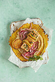 Lachsspieße mit glutenfreien Blumenkohl-Tortillas und weißem Bohnenpüree