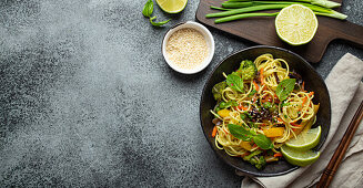 Vegetarische Nudeln mit Gemüse und Limette (Asien)