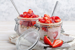 Parfait mit frischen Erdbeeren, Joghurt und knusprigem Granola