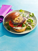 Burger aus Hereford-Rind mit karamellisierten Zwiebeln und Cheddar