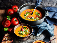 Geröstete Tomatensuppe mit Brokkoli-Pesto