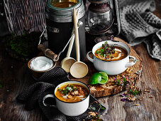 Thailändische Süßkartoffelsuppe mit rotem Curry