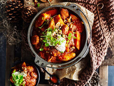 Kartoffelgulasch mit geräucherter Schweinswurst