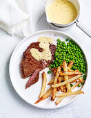 Rindfleisch mit Erbsen, Pommes und Sauce Bearnaise