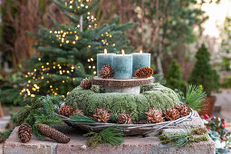 Adventskranz in Etagere mit Zweigen, Christbaumkugeln und Zapfen