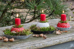 Bemalte Gugelhupfformen als Kerzenständer in Backform, Weihnachtsdeko auf Terrasse