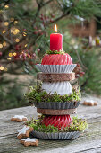 Gugelhupf-Etagere als Kerzenständer, Weihnachtsdeko auf Terrasse