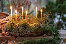 Selbstgebundener Adventskranz aus Seidenkieferzweigen und Fichtenzapfen mit Kerzen
