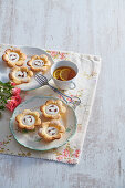 Flower tartlets with white chocolate