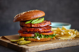 Burger mit Schweinefleisch und Avocado