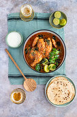 Spatchcock-Hühnchencurry mit Curryblättern, Limette und Roti