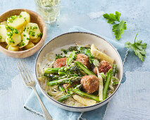 Asparagus with meatballs