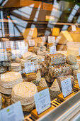 Käsesorten in der Auslage auf einem Markt in der Bretagne