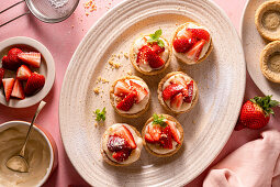 Tartlets with lemon curd and strawberries