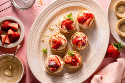 Törtchen mit Lemon Curd und Erdbeeren