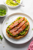 Avocado-Toast mit geräuchertem Lachs