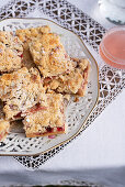 Rhubarb crumble cake