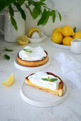 Tartlet with lemon curd and meringue